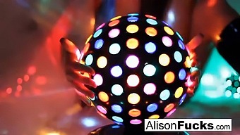 Krągłe Krągłości Alison Tyler Błyszczą W Filmie Inspirowanym Disco Ball.